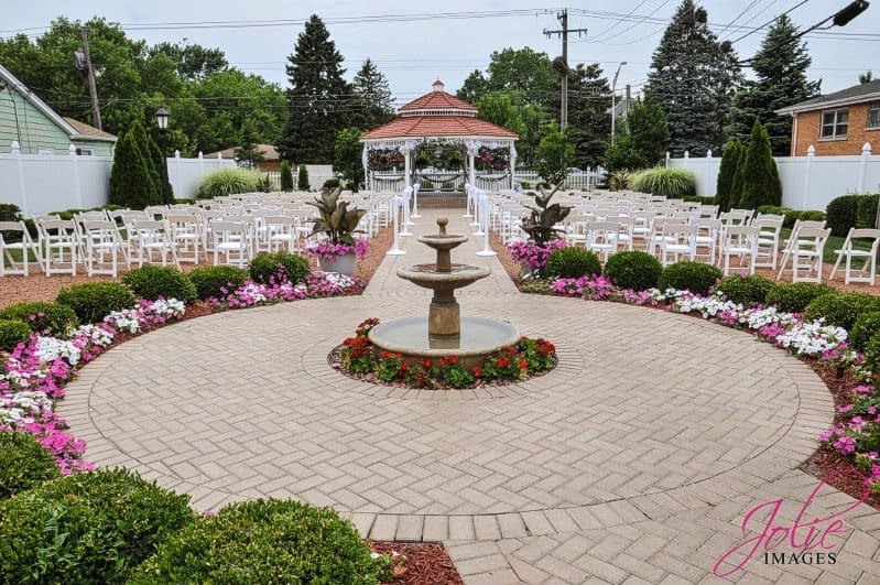 A fountain in the middle of an outdoor wedding.