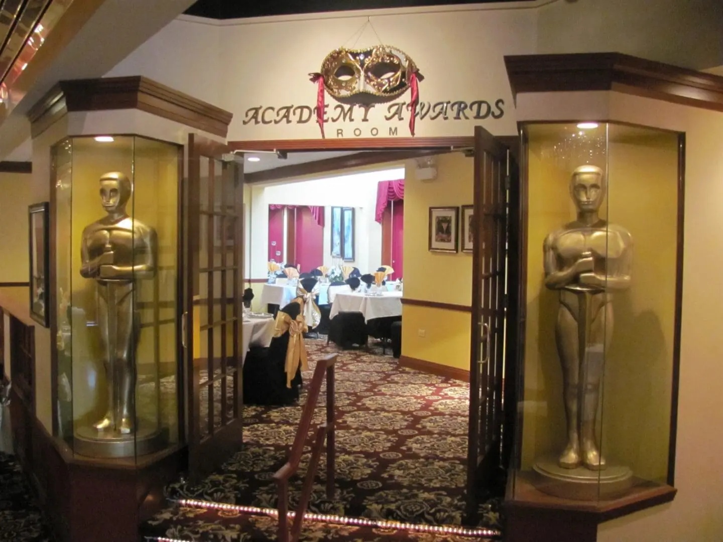 A restaurant with two statues of the oscars.